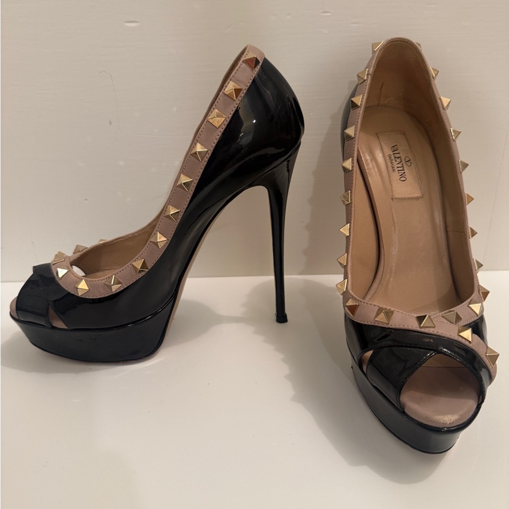Valentino Garavani Rockstud Black Patent Peep Toe Platform Pumps Nude Trim